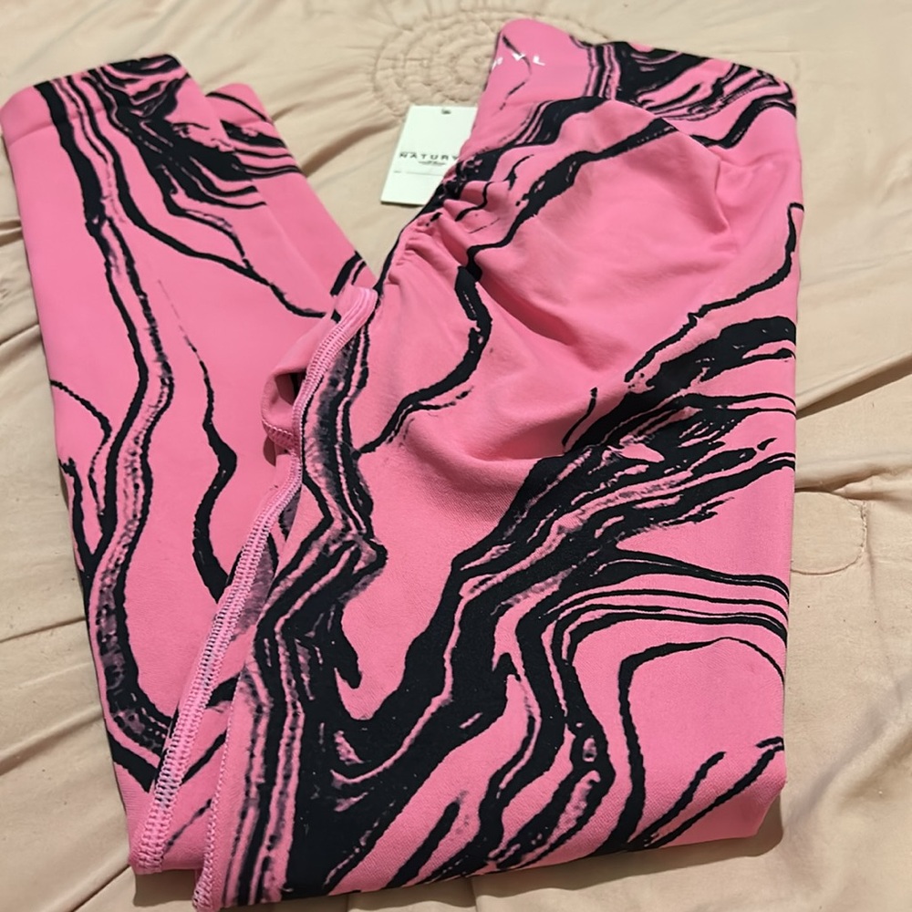 NATURYL NIYKEE GRAPHIC LEGGINGS NWT